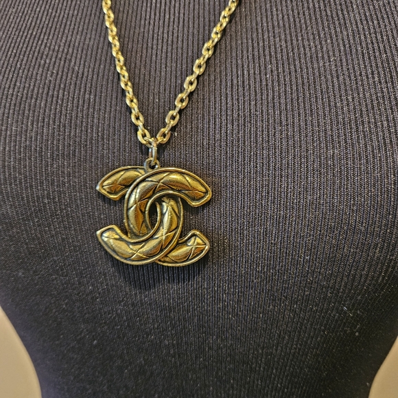 Gold CHANEL- Esq "CC" Pendant Charm - Picture 7 of 10